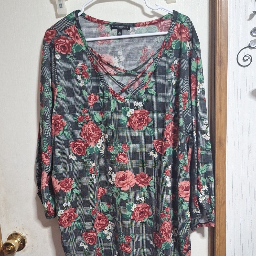 Signature Studio Green and Red V-Neck 3/4 Sleeve Tie Front Blouse. Good conditio